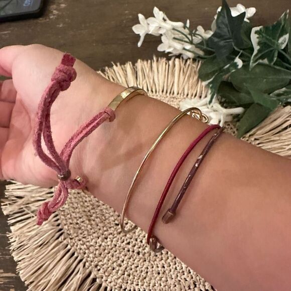 TM & WBEI Lot of Harry Potter Gryffindor Necklace, Bangles and earrings - Picture 7 of 10